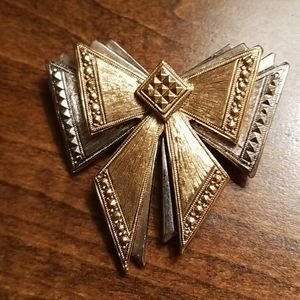 Fabulously detailed gold & Silver tone broach/pin